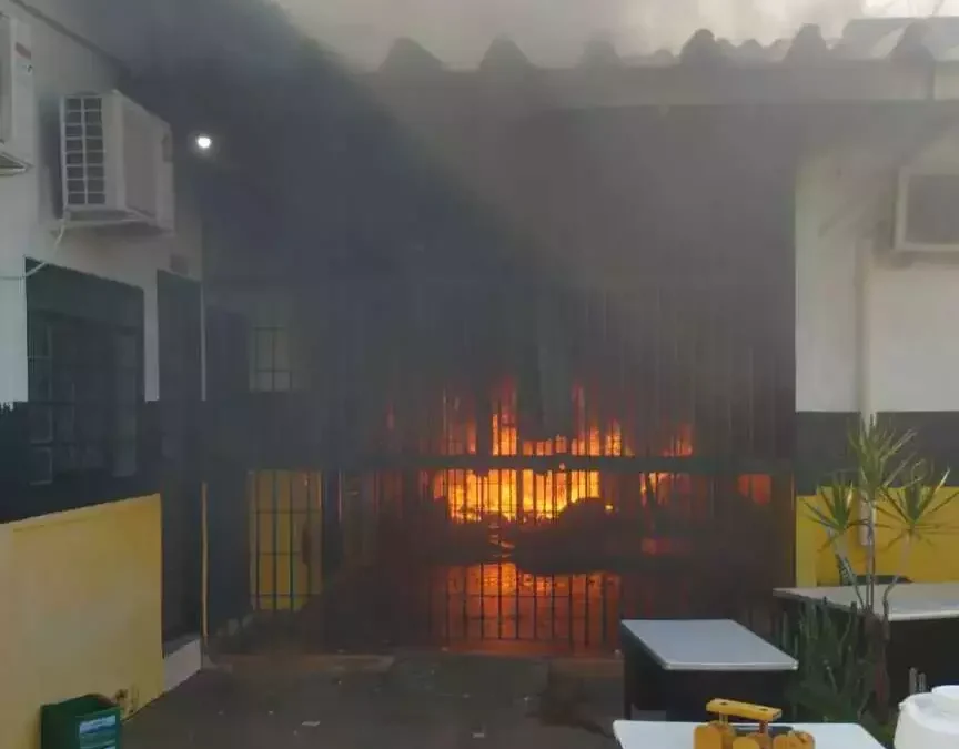 Rebelião de presos termina com 107 transferidos e suspensão de visitas