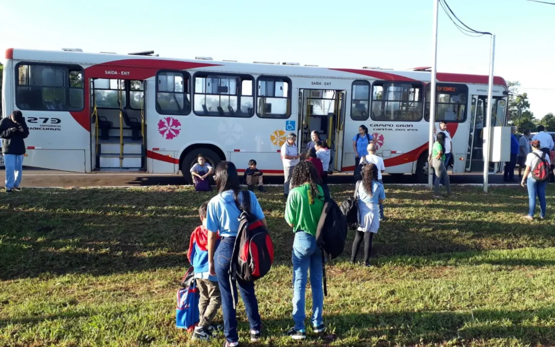 Ônibus lotado quebra em avenida de Campo Grande, atrasa passageiros e alunos vão para escola a pé