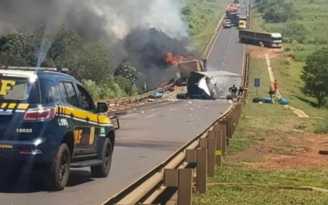 Três pessoas morrem em acidente entre caminhões na BR-163 com incêndio
