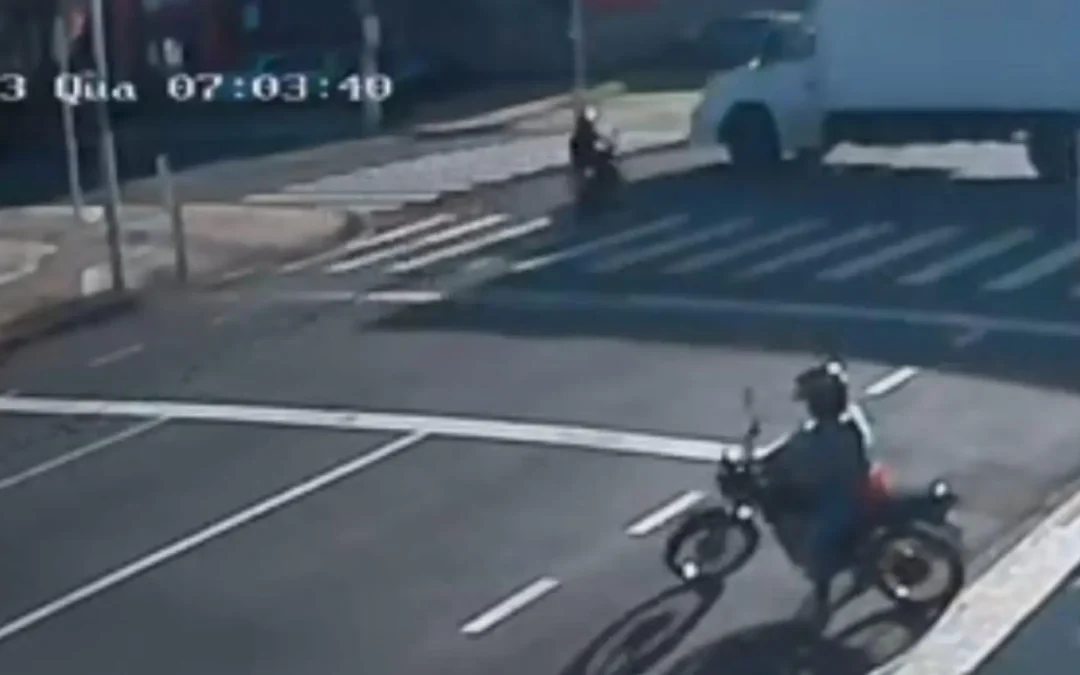 Com semáforos desligados, Centro de Campo Grande vive caos e motociclista bate em caminhão