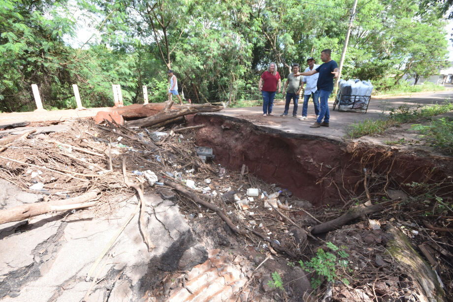 Sem previsão de entrega da ponte, cratera no Alves Pereira traz problemas para moradores