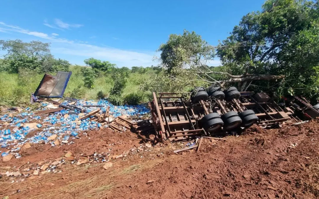 Carreta com carga milionária de cerveja capota na MS-040 em Campo Grande