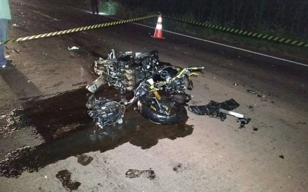 Motociclista morre em acidente com colisão frontal entre moto e carro