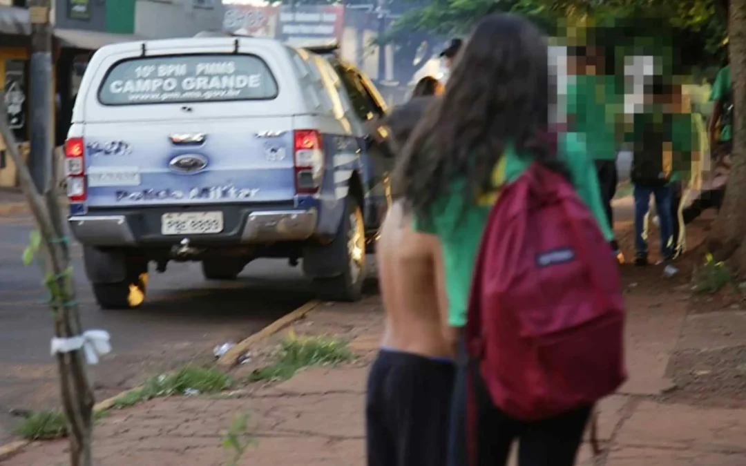 Pais devem conversar com filhos e evitar criar cenário de pânico, diz psicóloga sobre escolas