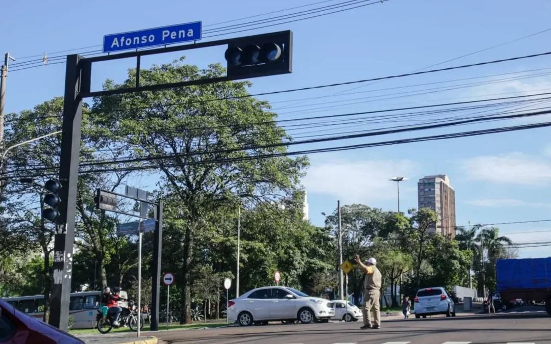 Caminhão arrasta fios, interdita rua e desliga semáforos no Centro de Campo Grande