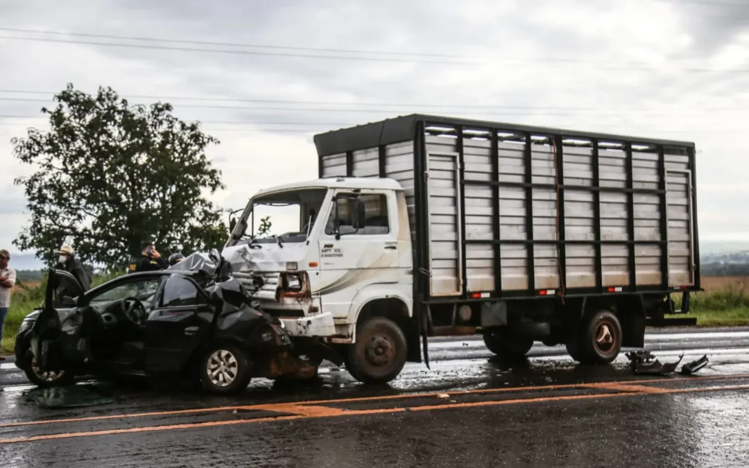 Motorista aquaplana, roda na pista e bate em caminhão na saída para Rochedo