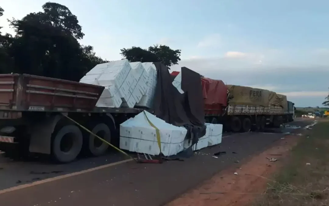 Acidente com três carretas deixa caminhoneiro morto na BR-158