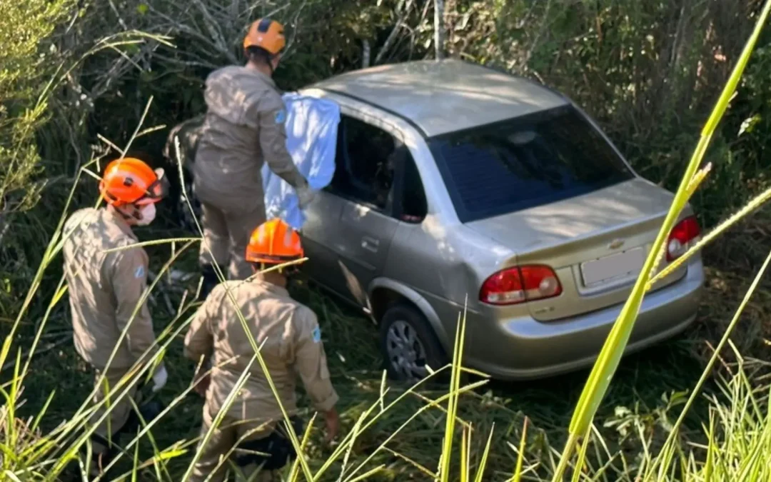 Motorista perde controle, cai em barranco e morre na MS-473