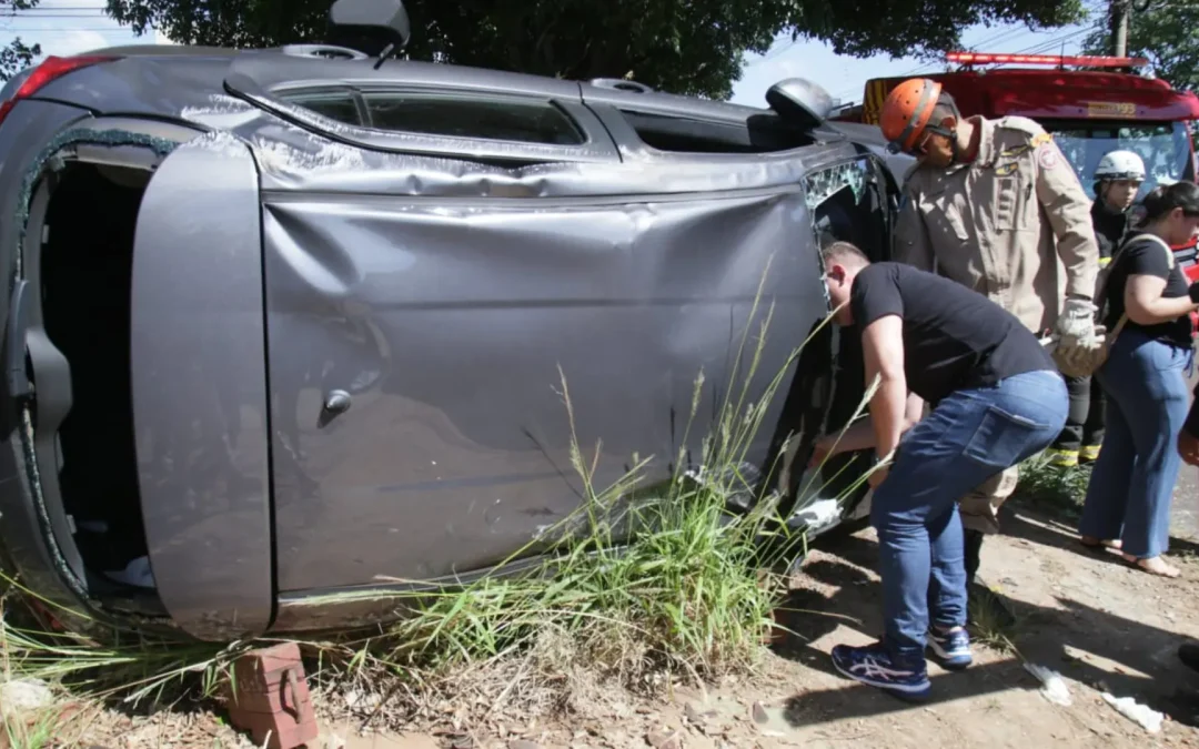Motorista não percebe ‘pare’, bate e tomba carro de aplicativo no Vilas Boas
