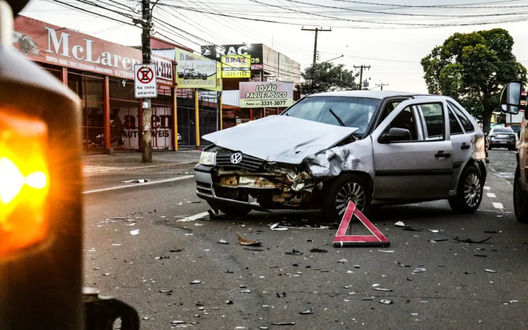 Motorista não respeita semáforo, provoca batida e trava trânsito na Avenida Bandeirantes