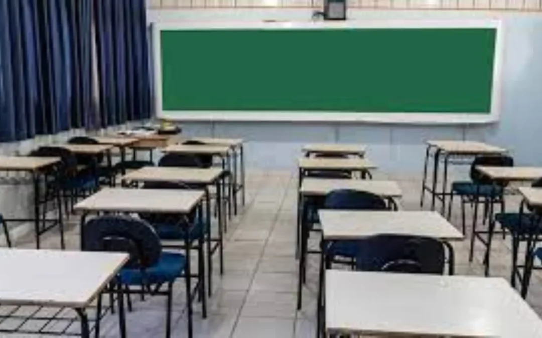 Professor tranca alunos em sala, dá tapas na cabeça de estudante e vira caso de polícia