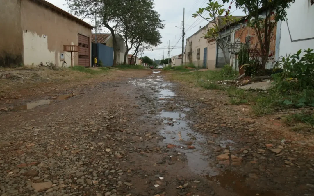 Ilhados em meio a bairros asfaltados, moradores do Jardim Ouro Verde cobram promessa: ‘esquecidos’