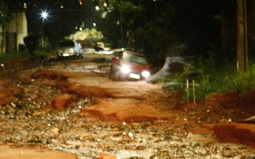 Caos no Nova Lima: Entulhos de obra de asfalto se espalham e morador atola carro pela 2ª vez
