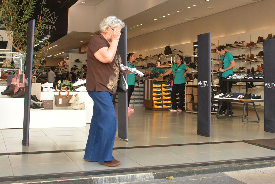 03-0623-0010-idosos-comercio-go