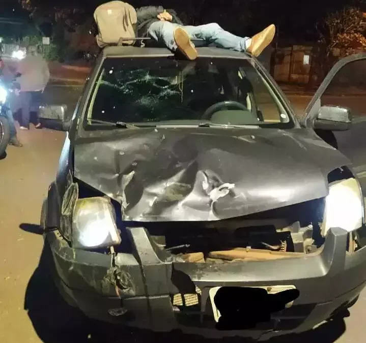 Motorista atinge moto, tenta fugir com vítima no teto do carro e acaba preso