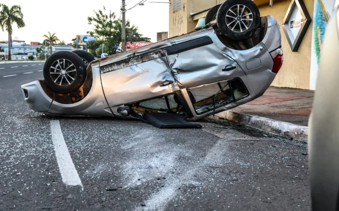 Acidente na Rui Barbosa acaba com carro capotado em Campo Grande