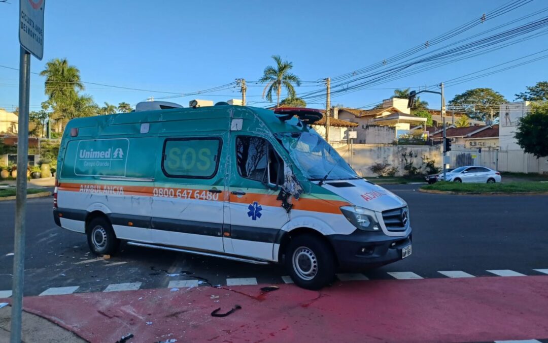 Ambulância que transportava idosa capota após ser atingida por motorista de Jeep na Via Park