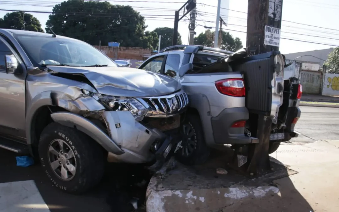 Caminhonetes colidem e vão parar em poste de iluminação na Avenida Júlio de Castilho