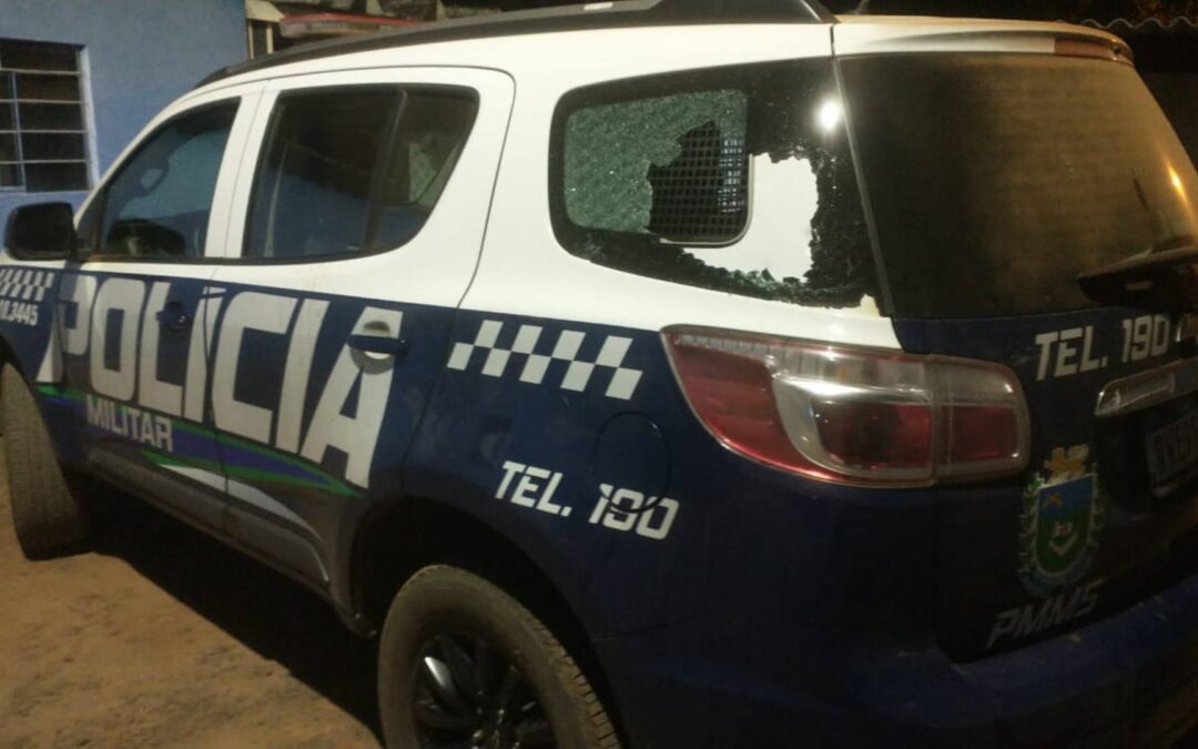 Grupo de 400 pessoas fecha rua e é contido a tiros de borracha após quebrar janela de viatura