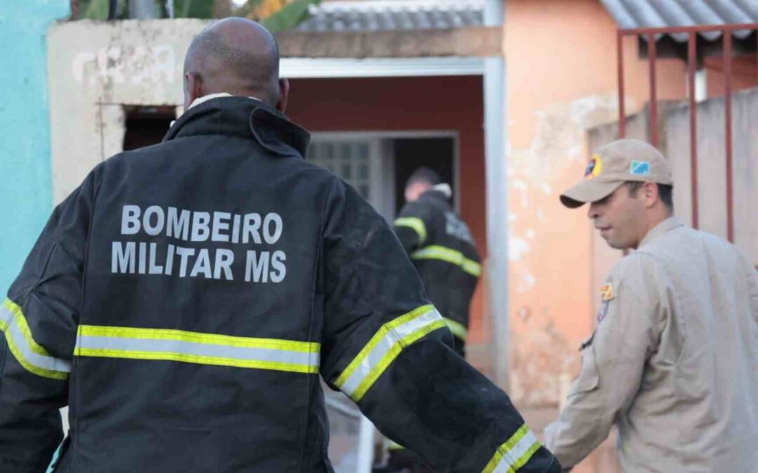 Crianças brincam com isqueiro e casa pega fogo no Jardim Tarumã
