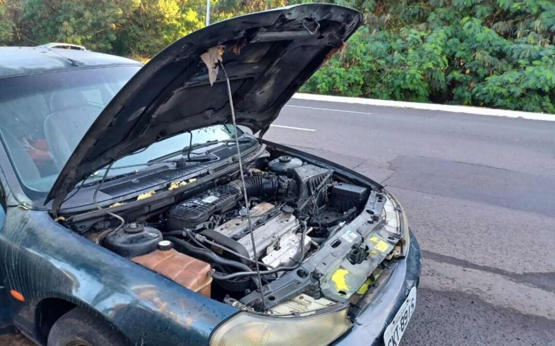 Carro pega fogo enquanto jovem casal ia pegar chave da 1º casa em Campo Grande