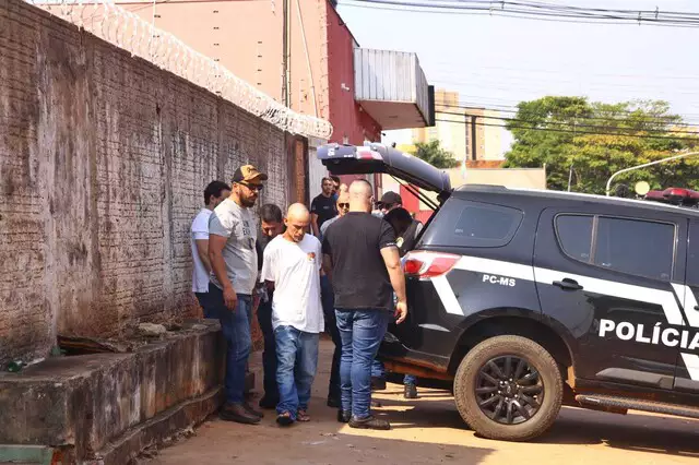 Polícia faz reconstituição em motel onde homem foi enterrado em cama de concreto –