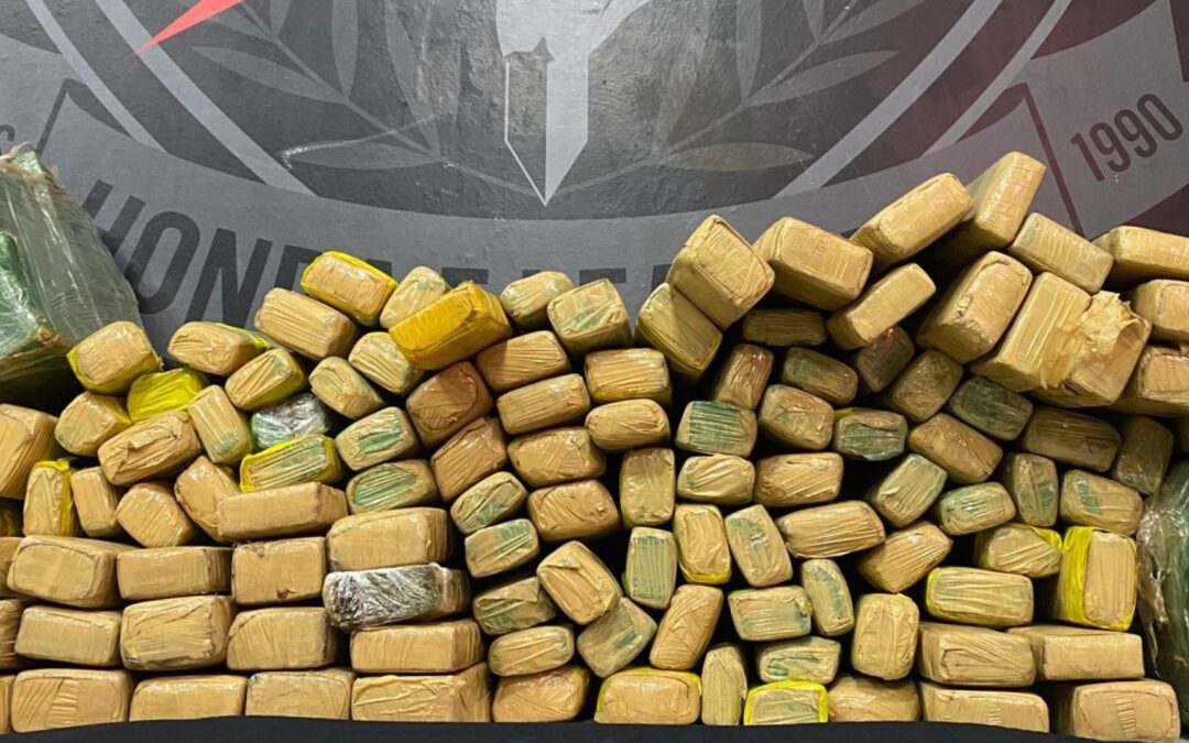 Garras prendeu dois e apreendeu maconha em casa usada como depósito do tráfico no Jardim Oliveira