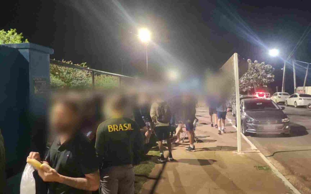 Sob sol forte e baixa umidade, candidatos em concurso da PM desmaiam e reclamam de espera em TAF