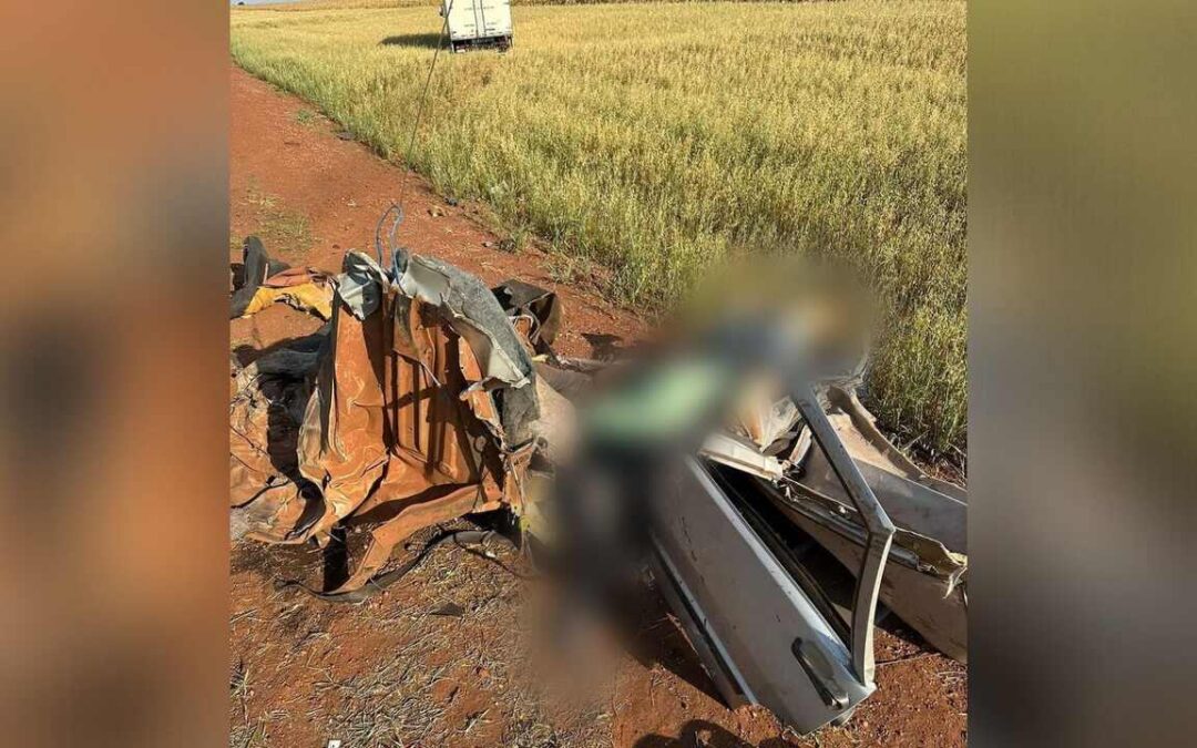 Colisão com caminhão deixa Uno partido ao meio e três mortos na MS-386