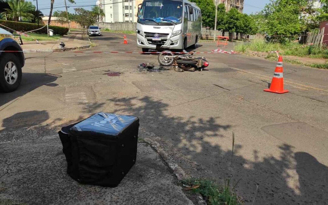 Motociclista bate em micro-ônibus que transportava pacientes em Campo Grande e fica em estado grave