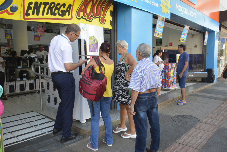 Lojistas estimam aumento de até 40% nas vendas com onda de calor e datas festivas