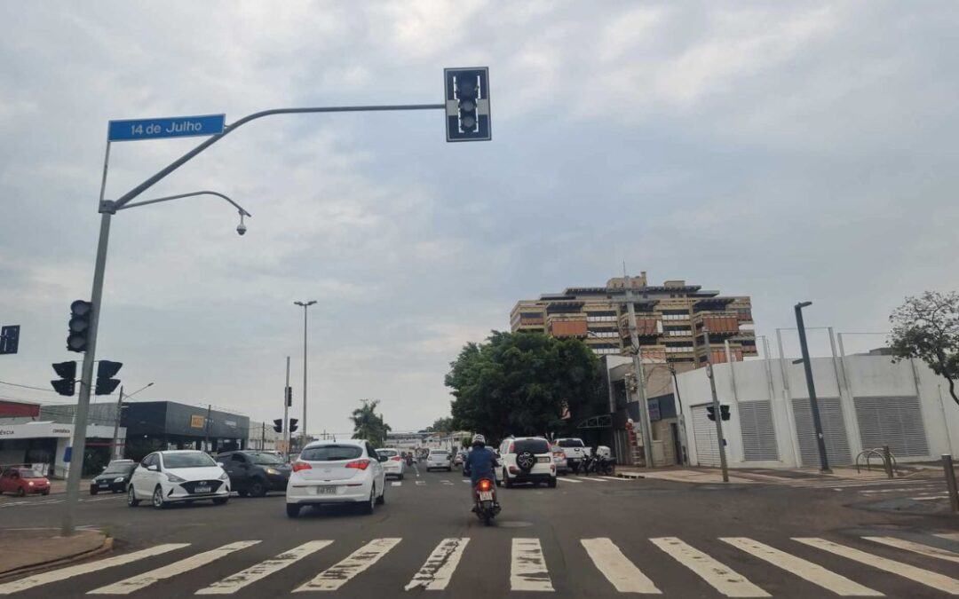 Após tempestade, semáforos desligados causam transtorno na região central de Campo Grande