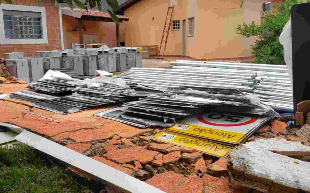 Casal leva susto com queda de muro vizinho a empresa responsável por radares do Detran-MS: ‘bomba’