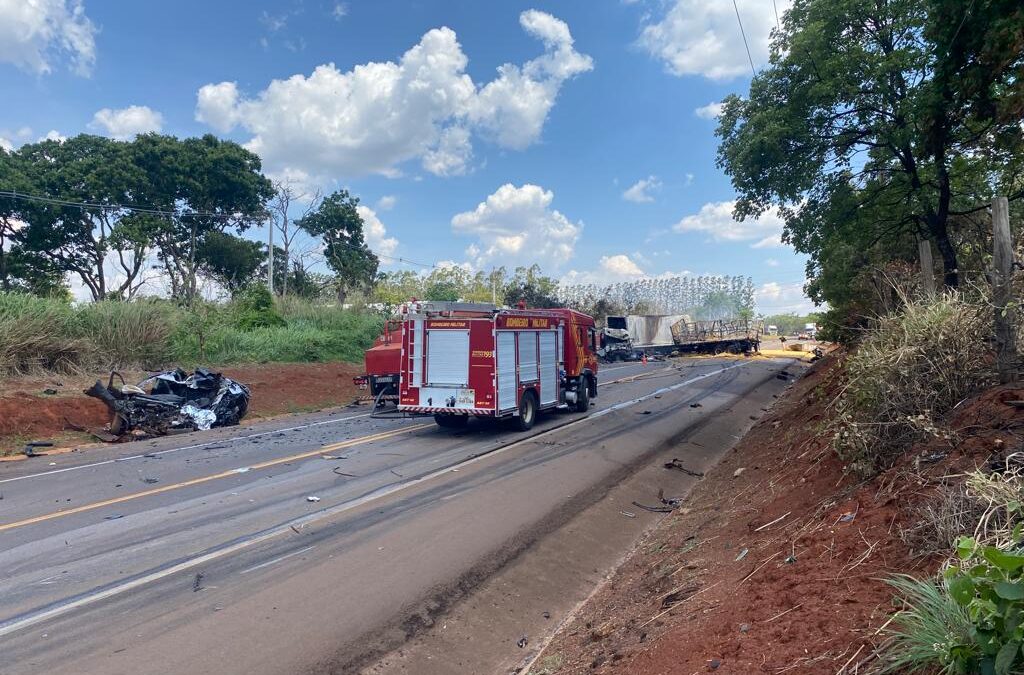 Caminhoneiro morreu carbonizado em acidente com 3 veículos na BR-163 em Campo Grande