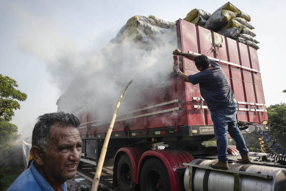 Incêndios causam ‘neve’ de cinzas em cidade do pantanal em MS