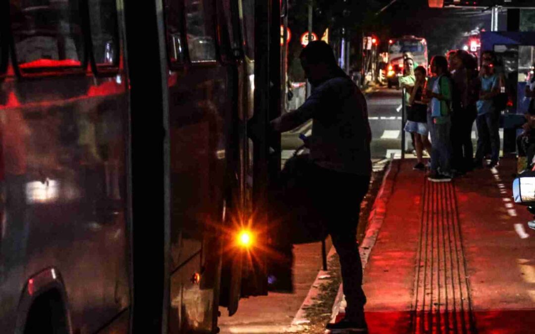 Ladrão ‘não perdoa’ nem luminárias e passageiros ficam no escuro na estação da Rui Barbosa