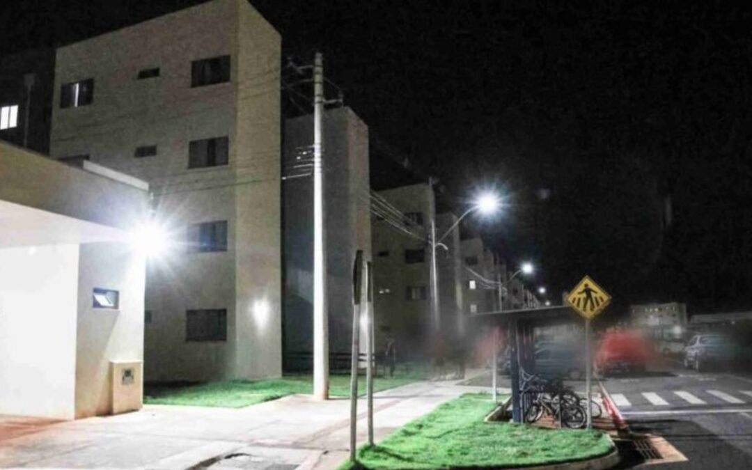 Bebê que caiu de janela em apartamento já está se alimentando com leite materno