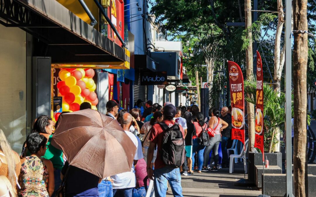 Liquidação tradicional faz campo-grandense encarar espera de até 14h por descontos de 85%