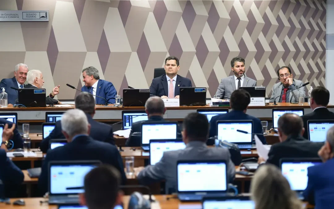 Comissão do Senado aprova PEC que proíbe posse e porte de drogas