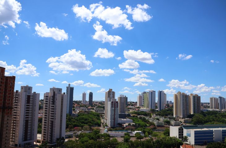 Onda de calor altera rotina de escolas de Campo Grande e suspende aulas esportivas ao ar livre
