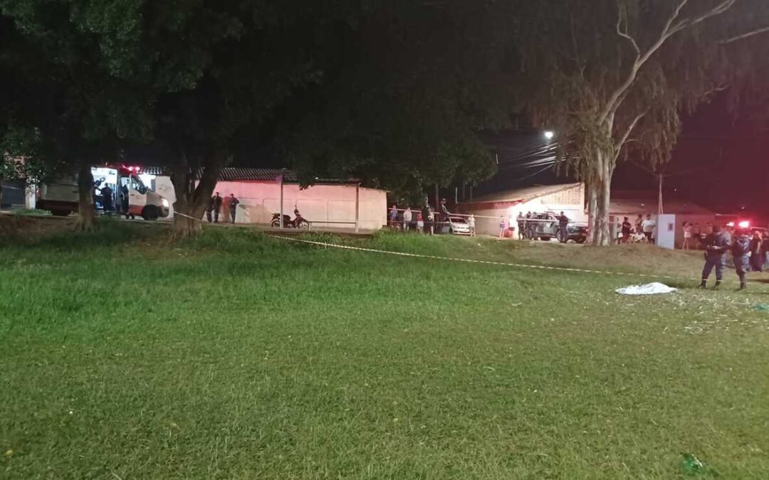 Executado no Estrela do Sul morreu com 17 tiros e polícia investiga se bala que matou moradora foi proposital