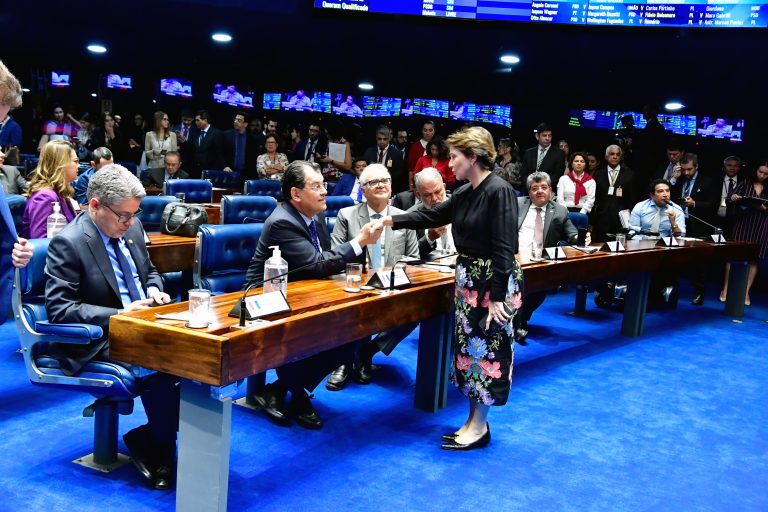 Senado aprova isenção de IR para quem ganha até dois salários mínimos