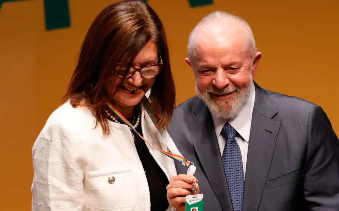 Lula defende Petrobras lucrativa e líder da transição energética