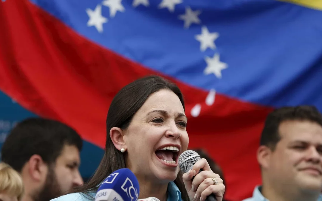 Vamos fazer o regime ceder, diz María Corina em ato na Venezuela 1 mês após eleição
