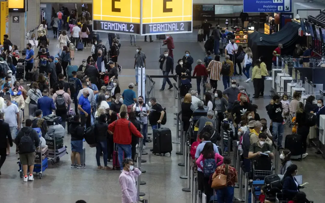 Transporte aéreo puxa alta do setor de serviços em junho