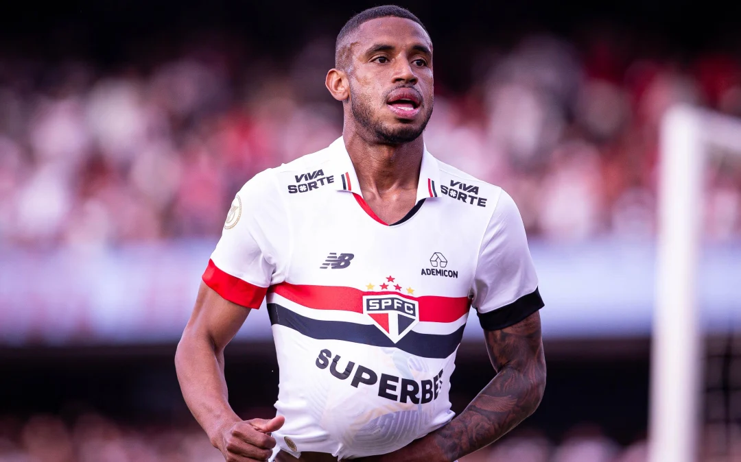 De olho na Libertadores, São Paulo bate Atlético-GO e cola no G4 do Brasileirão