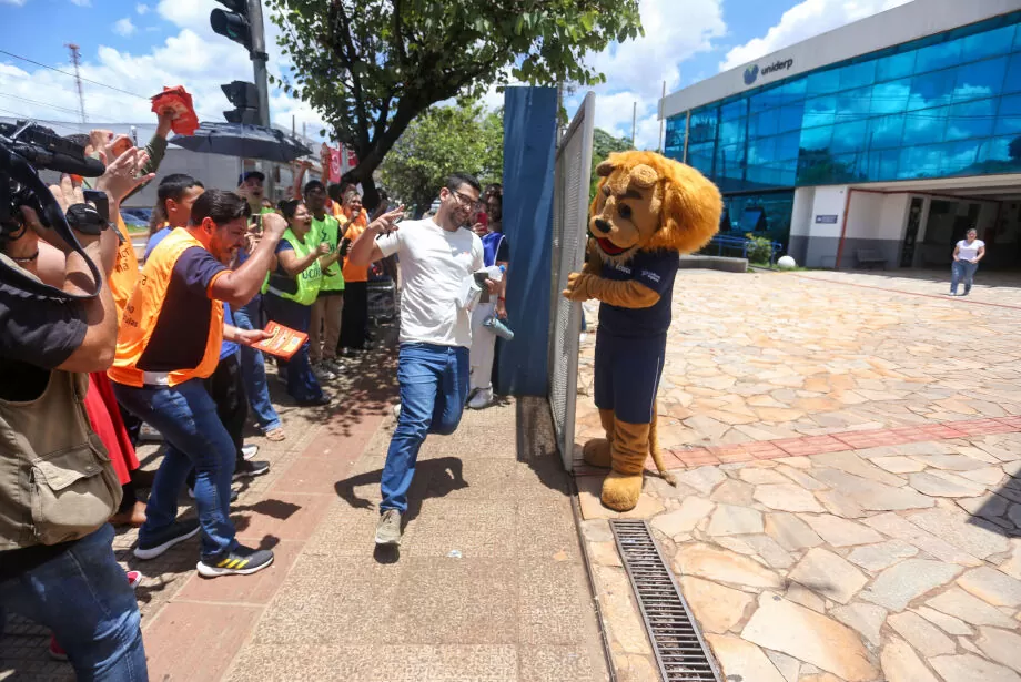 Público vibra com a entrada de estudantes aos “45 do segundo tempo” no Enem