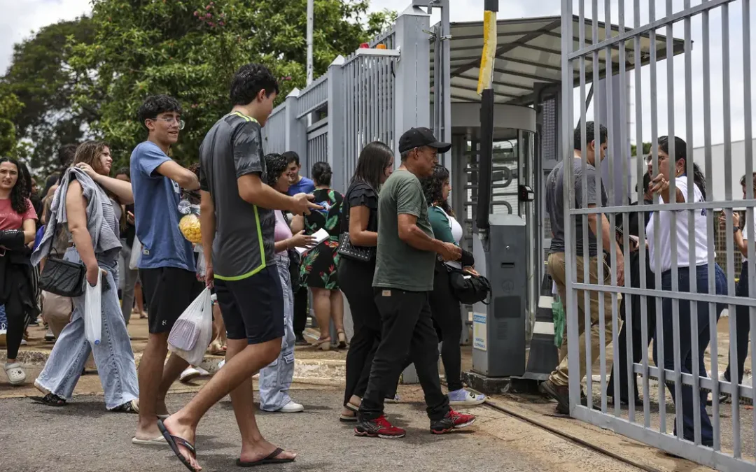 Estudantes aprovam tema da redação do Enem, mas acham prova cansativa