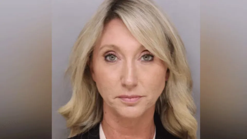 Professora que manteve relação com aluno acusa marido de negligência