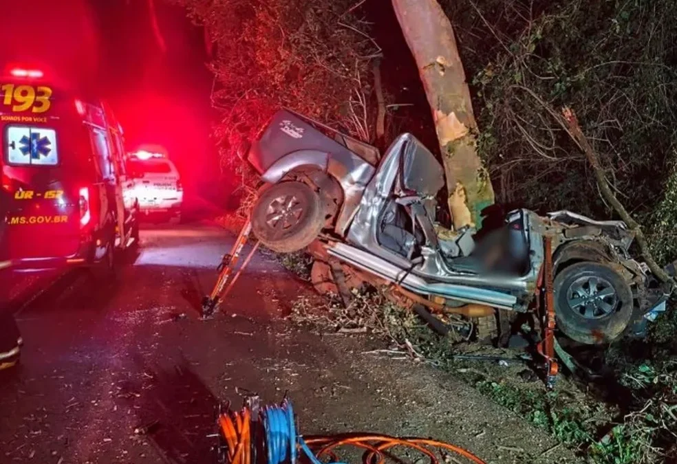 Pai e filho morrem e criança fica em estado grave em colisão